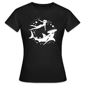 Hammerhai und Taucherin schweben Unterwasser - Frauen T-Shirt - Schwarz - Vorne - AI Model Female 172 dark (172cm)