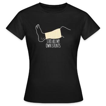 I Do All My Own Stunts T-Shirt Gebrochener Fuß - Frauen T-Shirt - Schwarz - Vorne - AI Model Female 172 dark (172cm)