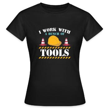 Je travaille avec un paquet d’outils shirt cadeau - T-shirt Femme - noir - Devant - AI Model Female 172 dark (172cm)