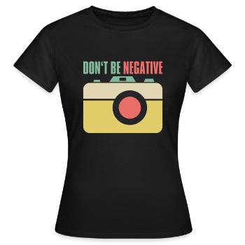 Ne soyez pas négatif Photographe de chemise - T-shirt Femme - noir - Devant - AI Model Female 172 dark (172cm)