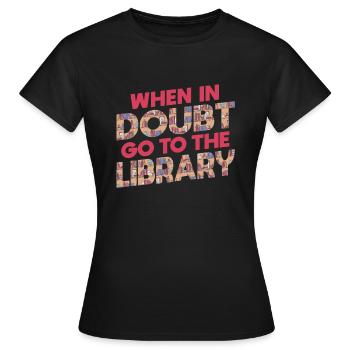 When In Doubt Go To The Library Shirt - Frauen T-Shirt - Schwarz - Vorne - AI Model Female 172 dark (172cm)