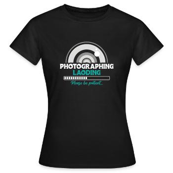 Photographier le cadeau de chemise de chargement - T-shirt Femme - noir - Devant - AI Model Female 172 dark (172cm)