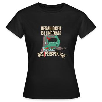 Genauigkeit ist eine Frage der Perspektive - Frauen T-Shirt - Schwarz - Vorne - AI Model Female 172 dark (172cm)