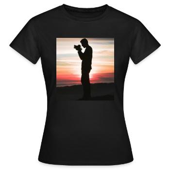 High pose - Women's T-Shirt - black - Front - AI Model Female 172 dark (172cm)