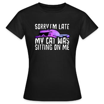 Désolé d’être en retard. Mon chat était assis sur moi. - T-shirt Femme - noir - Devant - AI Model Female 172 dark (172cm)