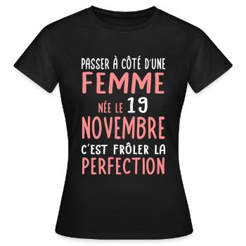 Anniversaire - Née 19 Novembre Frôler perfection - T-shirt Femme - noir - Devant - AI Model Female 172 dark (172cm)