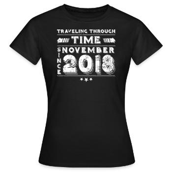Vintage Voyage dans le Temps Anniversaire Design Novembre 2018 - T-shirt Femme - noir - Devant - AI Model Female 172 dark (172cm)