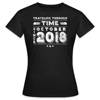 Vintage Voyage dans le Temps Anniversaire Design Octobre 2018 - T-shirt Femme - noir - Devant - AI Model Female 172 dark (172cm)