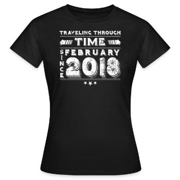 Vintage Voyage dans le Temps Anniversaire Design Février 2018 - T-shirt Femme - noir - Devant - AI Model Female 172 dark (172cm)