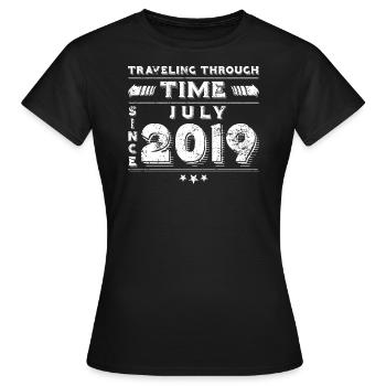 Vintage Voyage dans le Temps Anniversaire Design Juillet 2019 - T-shirt Femme - noir - Devant - AI Model Female 172 dark (172cm)