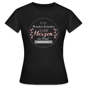 Kleine Menschen brauchen so große Herzen wie Deins - Frauen T-Shirt - Schwarz - Vorne - AI Model Female 172 dark (172cm)