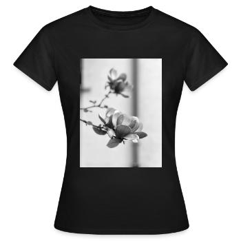The Elegance of Magnolia - Frauen T-Shirt - Schwarz - Vorne - AI Model Female 172 dark (172cm)