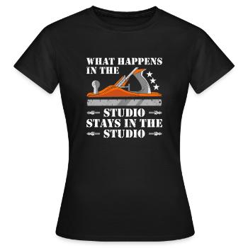 What Happens In Studio Stays In Studio Woodworking - Frauen T-Shirt - Schwarz - Vorne - AI Model Female 172 dark (172cm)
