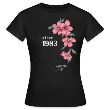 1983 Hibiskus pink - Frauen T-Shirt - Schwarz - Vorne - AI Model Female 172 dark (172cm)