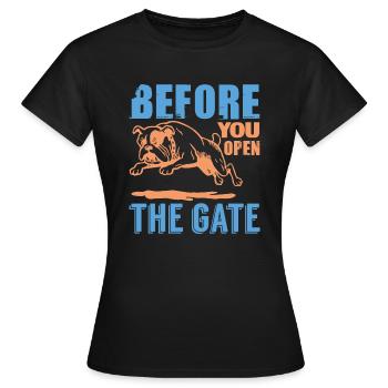 BEVOR SIE DAS TOR ÖFFNEN - Frauen T-Shirt - Schwarz - Vorne - AI Model Female 172 dark (172cm)