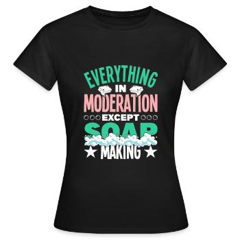 Seife machen - Frauen T-Shirt - Schwarz - Vorne - AI Model Female 172 dark (172cm)