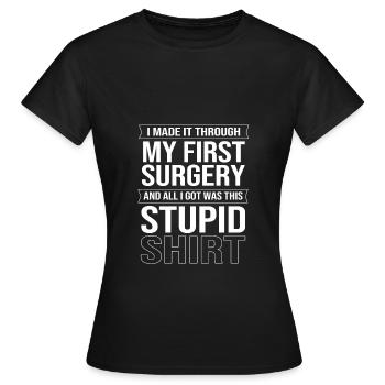 Knie Operation - Frauen T-Shirt - Schwarz - Vorne - AI Model Female 172 dark (172cm)