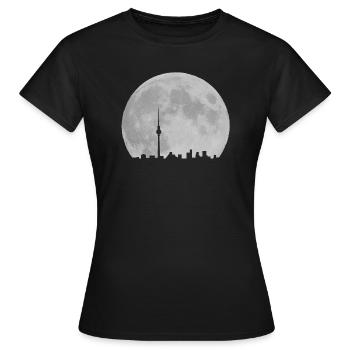 Berlin Skyline vor Mond Fernsehturm Alexanderplatz - Frauen T-Shirt - Schwarz - Vorne - AI Model Female 172 dark (172cm)