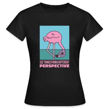 Flamingo sieht die Dinge aus einer anderen Perspektive - Frauen T-Shirt - Schwarz - Vorne - AI Model Female 172 dark (172cm)