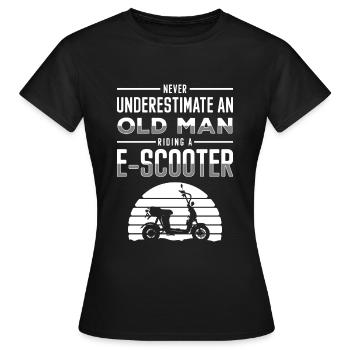E-Scooter Race Fahrer Motor - Frauen T-Shirt - Schwarz - Vorne - AI Model Female 172 dark (172cm)