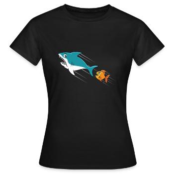Goldfisch auf Haijagd Ironisches - Frauen T-Shirt - Schwarz - Vorne - AI Model Female 172 dark (172cm)