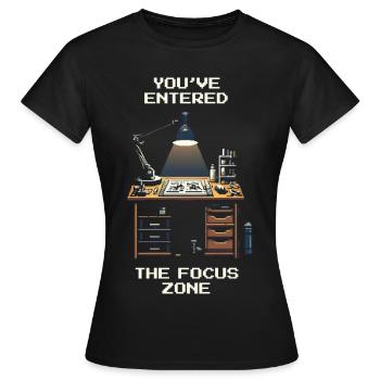 Dans la zone de concentration | Maquette et miniatures - T-shirt Femme - noir - Devant - AI Model Female 172 dark (172cm)
