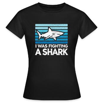 Ich kämpfte gegen einen Hai Lustige Verletzung Witz Sarkasmus - Frauen T-Shirt - Schwarz - Vorne - AI Model Female 172 dark (172cm)