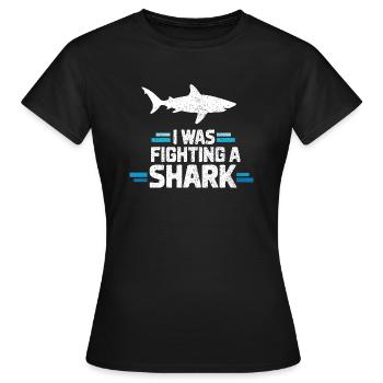 Ich kämpfte gegen einen Hai Lustige Verletzung Witz Sarkasmus - Frauen T-Shirt - Schwarz - Vorne - AI Model Female 172 dark (172cm)
