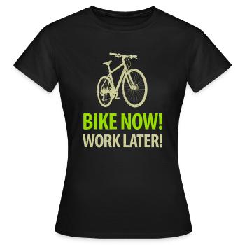 Vélo maintenant Travailler plus tard Bicyclette Selle Loisirs Sport - T-shirt Femme - noir - Devant - AI Model Female 172 dark (172cm)
