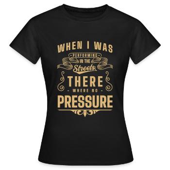 Musicien de rue Art Town Musicien Artiste - T-shirt Femme - noir - Devant - AI Model Female 172 dark (172cm)