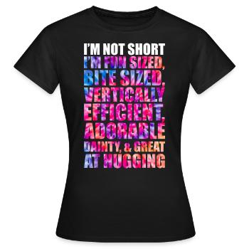 Ich bin nicht kurz im spaßigen Batik-Dye - Frauen T-Shirt - Schwarz - Vorne - AI Model Female 172 dark (172cm)