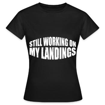 Toujours en train de travailler sur mes atterrissages 7 - T-shirt Femme - noir - Devant - AI Model Female 172 dark (172cm)