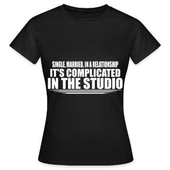 Célibataire, Marié, En Studio 7 - T-shirt Femme - noir - Devant - AI Model Female 172 dark (172cm)