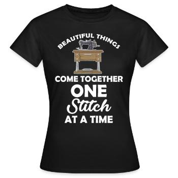 Schöne Dinge Fügen Sich Stich Für Stich Zusammen. - Frauen T-Shirt - Schwarz - Vorne - AI Model Female 172 dark (172cm)