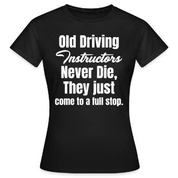 Les vieux moniteurs d’auto-école ne meurent jamais. Moniteur d’auto-école - T-shirt Femme - noir - Devant - AI Model Female 172 dark (172cm)