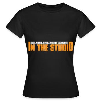 Célibataire, Marié, Dans le Studio 8 - T-shirt Femme - noir - Devant - AI Model Female 172 dark (172cm)
