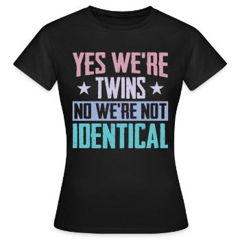 Oui, nous sommes jumeaux, non, nous ne sommes pas identiques - T-shirt Femme - noir - Devant - AI Model Female 172 dark (172cm)