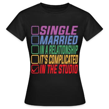 Célibataire, Marié, Dans le Studio 5 - T-shirt Femme - noir - Devant - AI Model Female 172 dark (172cm)