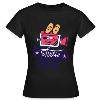 Hollywood Studio Movie mit alter Filmkamera retro - Frauen T-Shirt - Schwarz - Vorne - AI Model Female 172 dark (172cm)