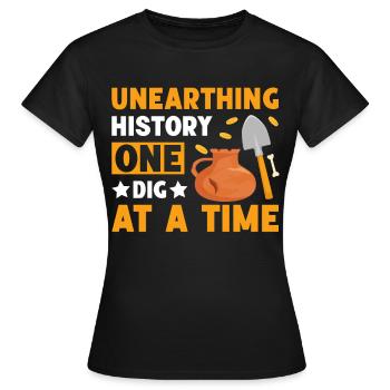 Entdecken Sie Mit Jedem Design Die Geheimnisse Der - Frauen T-Shirt - Schwarz - Vorne - AI Model Female 172 dark (172cm)