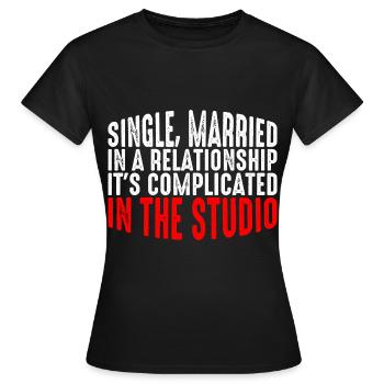 Célibataire, Marié, En Studio 6 - T-shirt Femme - noir - Devant - AI Model Female 172 dark (172cm)
