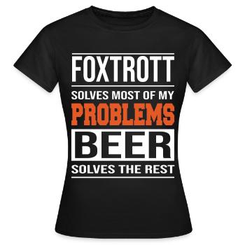 Foxtrott löst Probleme, Bier löst den Rest - Frauen T-Shirt - Schwarz - Vorne - AI Model Female 172 dark (172cm)
