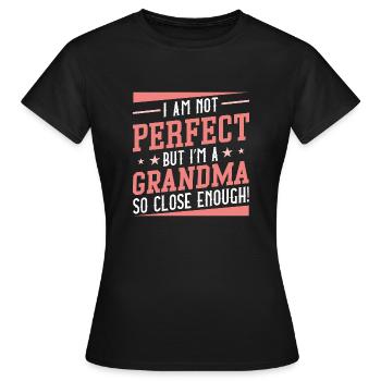 Ich bin nicht perfekt, aber ich bin eine Oma, die so nah genug ist - Frauen T-Shirt - Schwarz - Vorne - AI Model Female 172 dark (172cm)