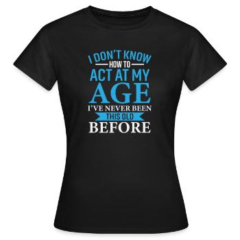 ICH WEISS NICHT, WIE ICH MICH IN MEINEM ALTER VERHALTEN SOLL - Frauen T-Shirt - Schwarz - Vorne - AI Model Female 172 dark (172cm)