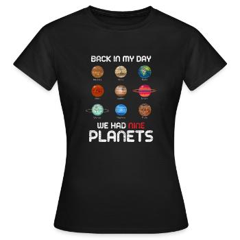 Pluto - Frauen T-Shirt - Schwarz - Vorne - AI Model Female 172 dark (172cm)