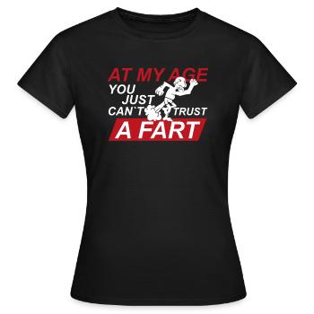 Old Man Fart Joke design | Impossible de faire confiance à un fart | - T-shirt Femme - noir - Devant - AI Model Female 172 dark (172cm)
