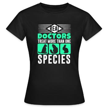 Real Doctors Treat More Than One Species - Frauen T-Shirt - Schwarz - Vorne - AI Model Female 172 dark (172cm)