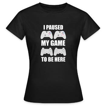 Ich pausierte mein Spiel, um hier zu sein T-Shirt Video Gamer - Frauen T-Shirt - Schwarz - Vorne - AI Model Female 172 dark (172cm)