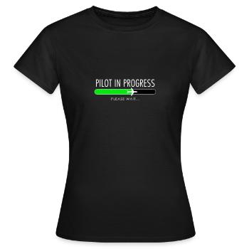 Pilot In Progress Pilotenausbildung Flugschule - Frauen T-Shirt - Schwarz - Vorne - AI Model Female 172 dark (172cm)