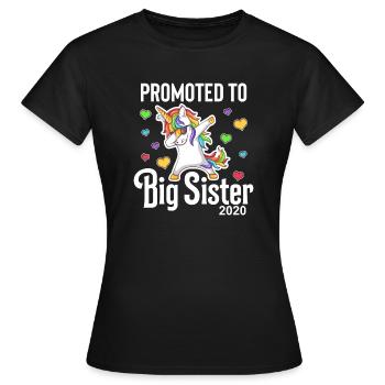 Zur Großen Schwester 2020 befördert - Frauen T-Shirt - Schwarz - Vorne - AI Model Female 172 dark (172cm)